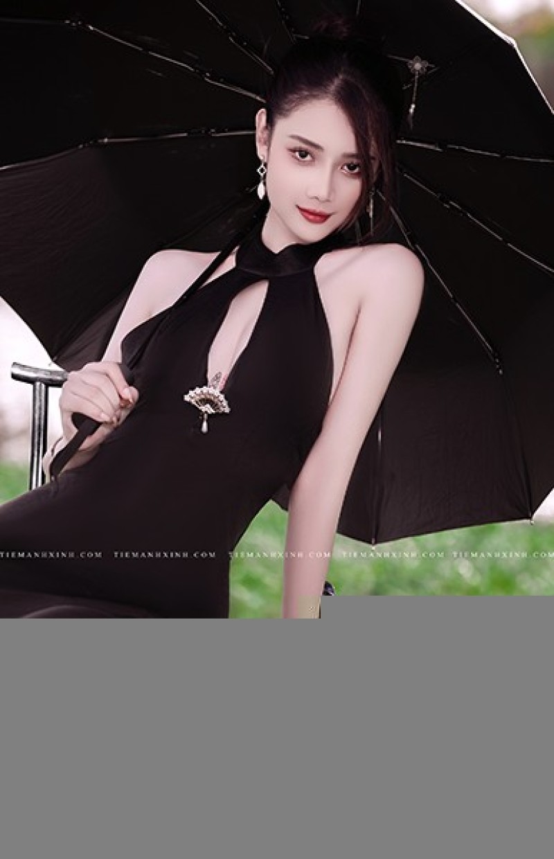 Tạo dáng chụp sườn xám với ô sTạo dáng chụp sườn xám với ô siêu quyến rũiêu quyến rũ