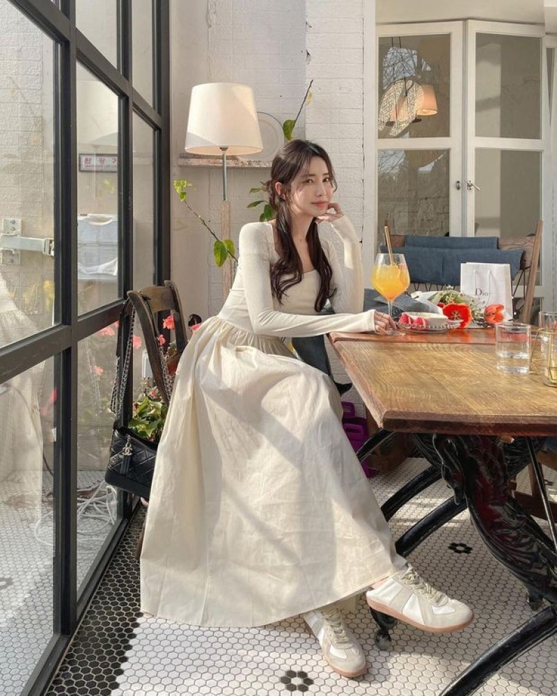 3 cách diện cây đồ trắng thanh lịch mà không nhàm chán - Sơ vin, chiết eo gọn gàng