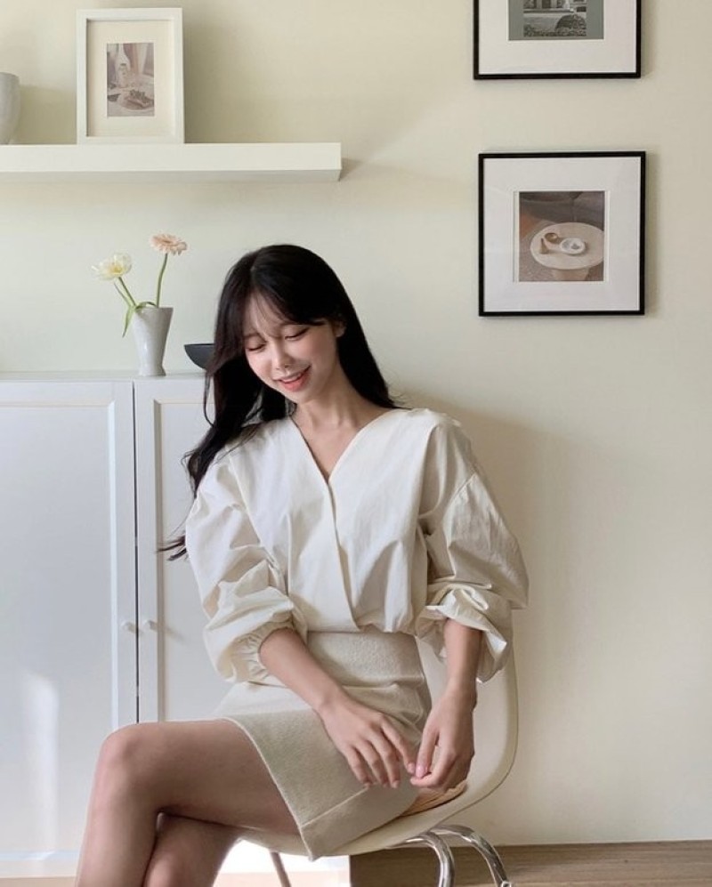 3 cách diện cây đồ trắng thanh lịch mà không nhàm chán - Sơ vin, chiết eo gọn gàng