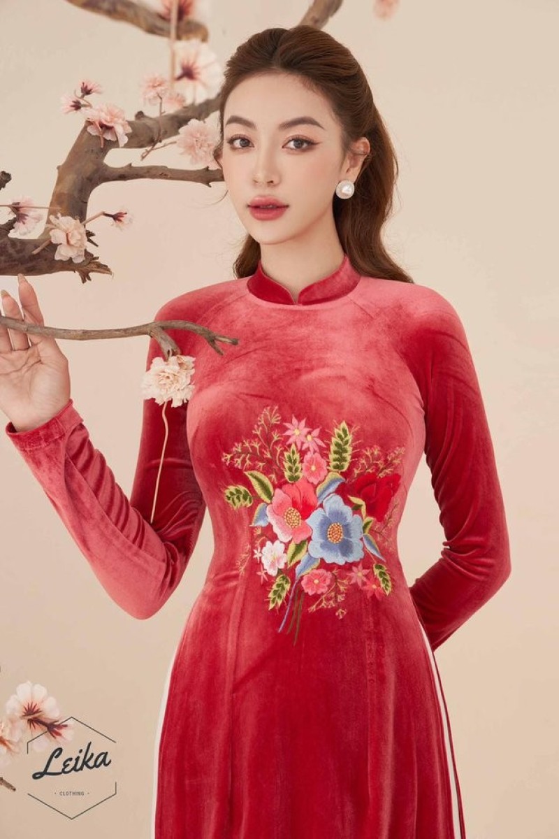 Áo dài Tết 2023: Xu hướng hoa văn thêu trở lại tô điểm nét xuân ngời - Ảnh 9.