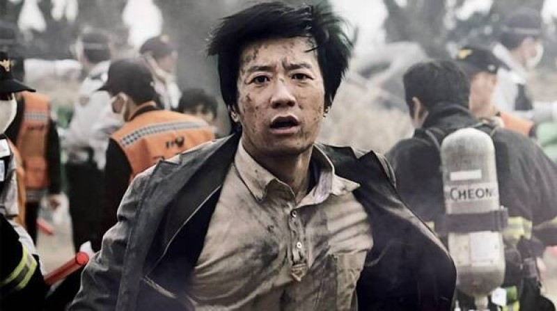 Hình ảnh nam chính Jae Hyuk trong quá trình tìm kiếm thuốc chữa bệnh cho gia đình
