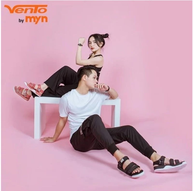 Áo thun cổ tròn và quần jogger (Nguồn: myn.com.vn)