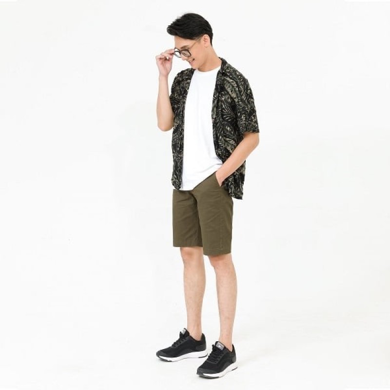 Phối layer áo thun trơn/tanktop với áo sơ mi họa tiết và quần short