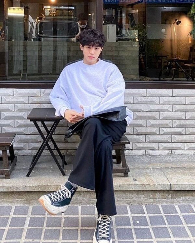 Áo thun/Sweater/… phối quần kaki/quần jeans