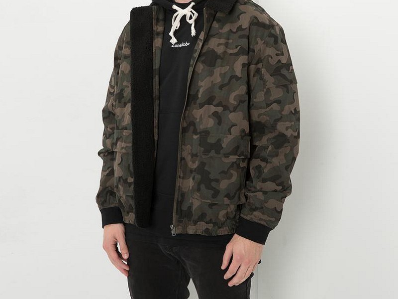 Áo khoác Camo và giày Vans