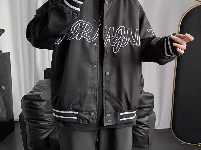Bomber bóng chày phối với giày Vans và quần Jean