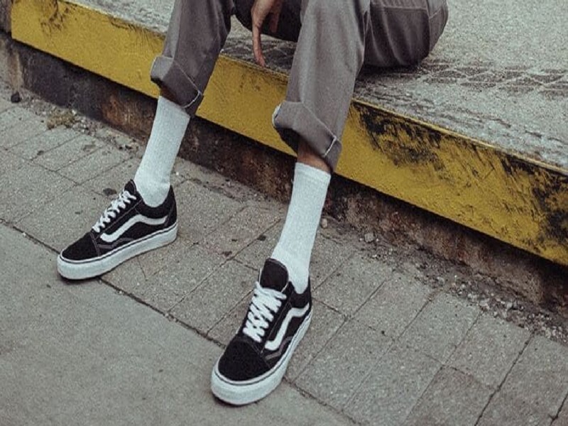 Bomber nhung tăm và quần Jean xắn gấu - Giày Vans phối với áo khoác gì