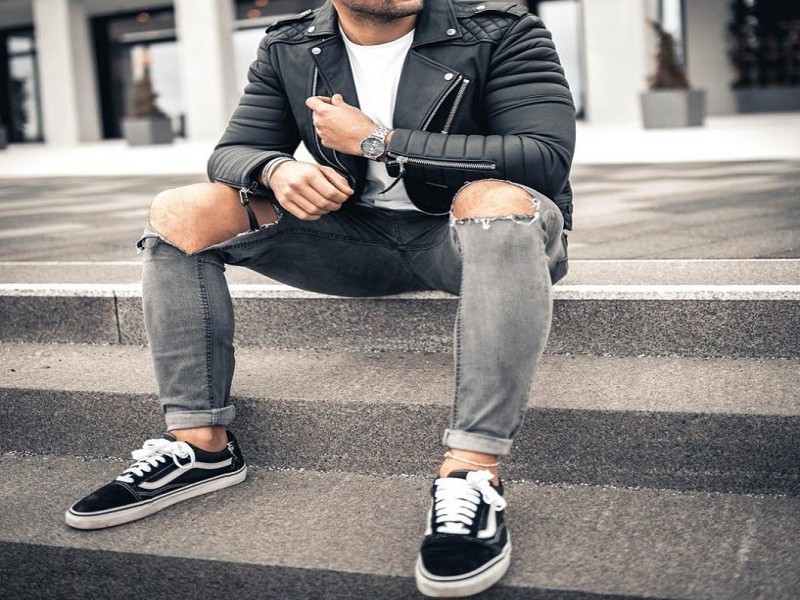 Áo khoác da phối với quần Kaki và giày Vans