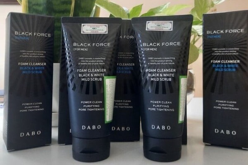 Sữa rửa mặt cho nam da dầu trị mụn đầu đen Black Force