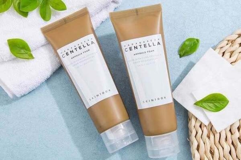Sữa rửa mặt trị mụn đầu đen cho nam Skin1004 Madagascar Centella Ampoule Foam