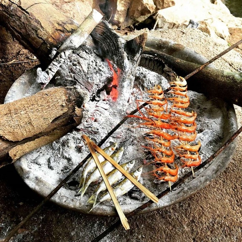 Thưởng thức cá và tôm nướng bên suối @sưu tầm