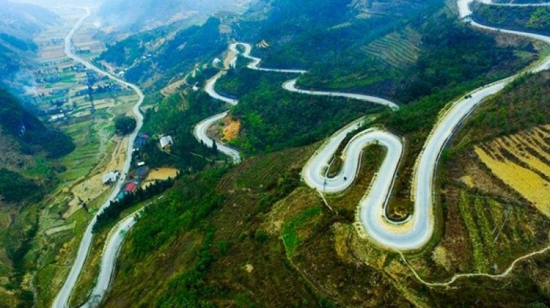 Đèo Mã Pí Lèng – Con đường uốn lượn trên triền dốc