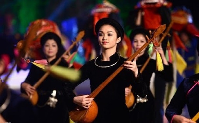Điệu múa của các cô gái dân tộc Tày mà du khách có thể thưởng thức khi đến hồ Ba Bể