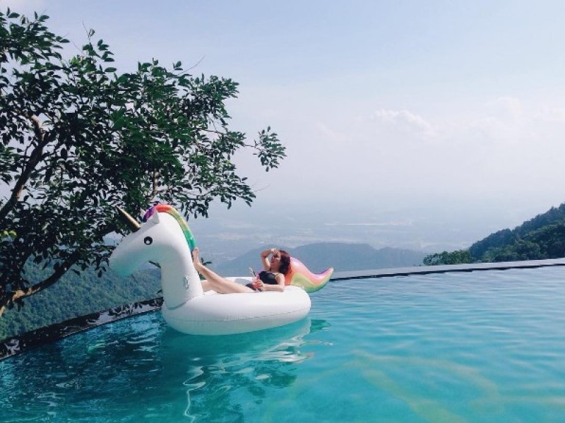 Hồ bơi nằm giữ lưng chừng núi - Điểm check in không thể bỏ qua