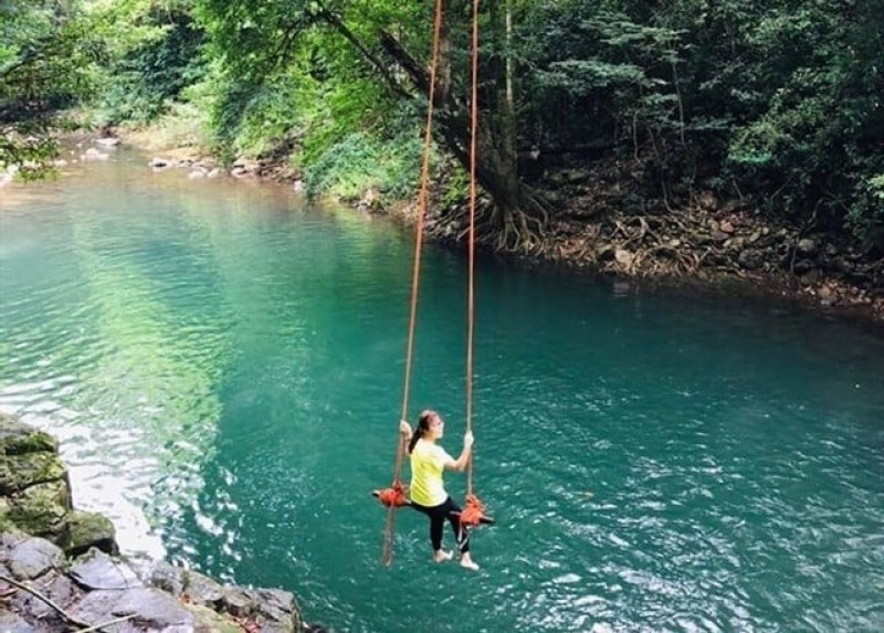 Khung cảnh thơ mộng giữa dòng nước xanh mát