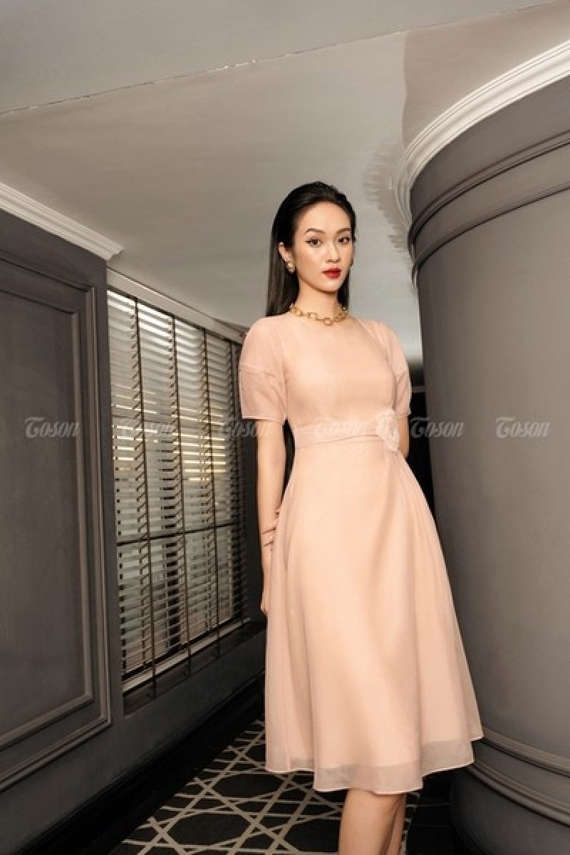 Đầm nhấn eo cho nàng công sở mập bụng