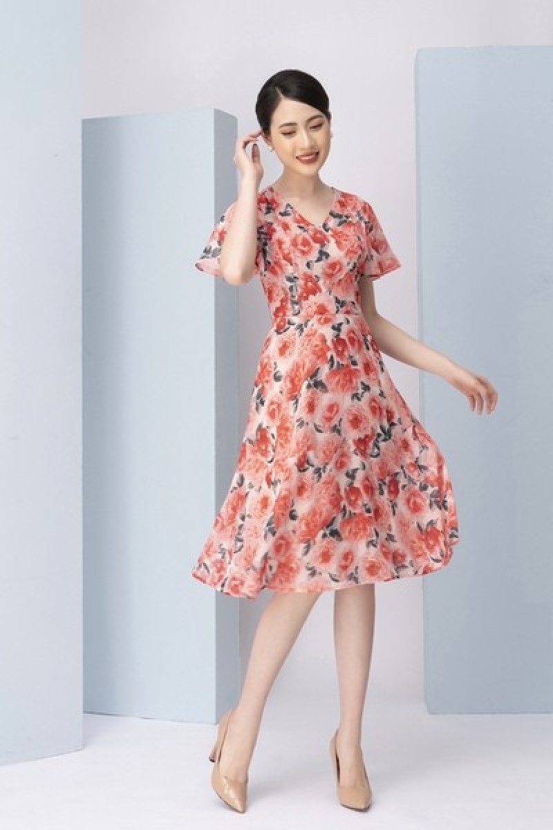 Đầm lụa hoa - chốn công sở bận rộn