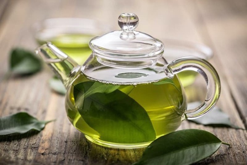 Uống trà xanh vào buổi sáng sẽ giúp giảm mỡ ở mặt