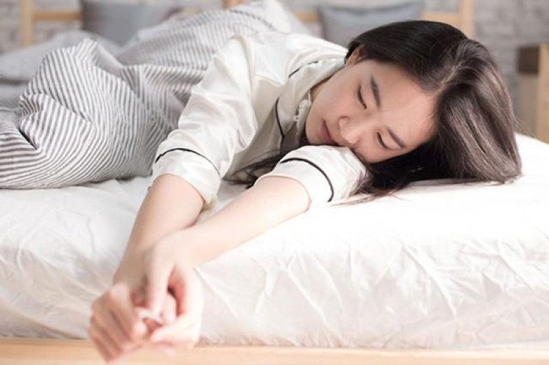 Nằm ngủ sai tư thế ảnh hưởng đến việc lưu thông máu lên vùng mặt
