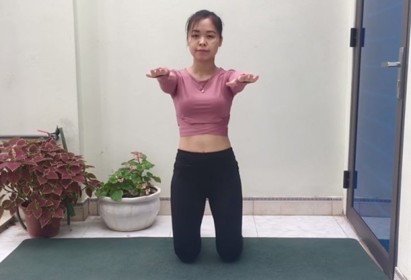 Giơ 2 cánh tay trước mặt.