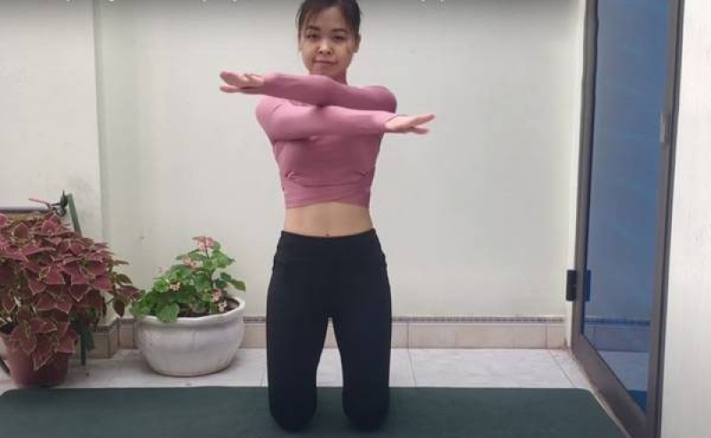 Thực hiện động tác vắt chéo 2 cánh tay qua ngực.