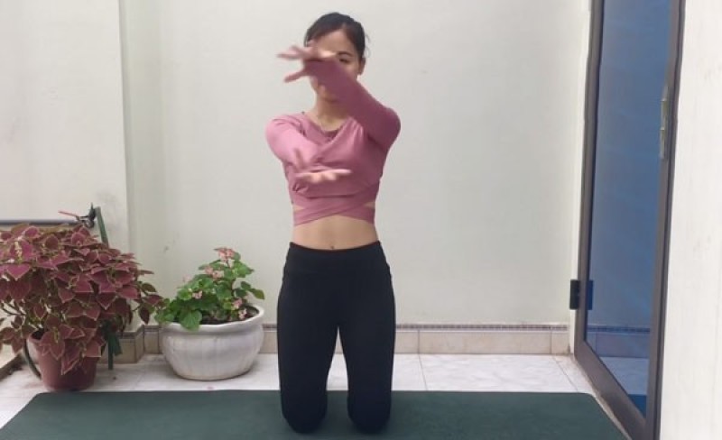 Giơ 2 tay thắng trước ngực