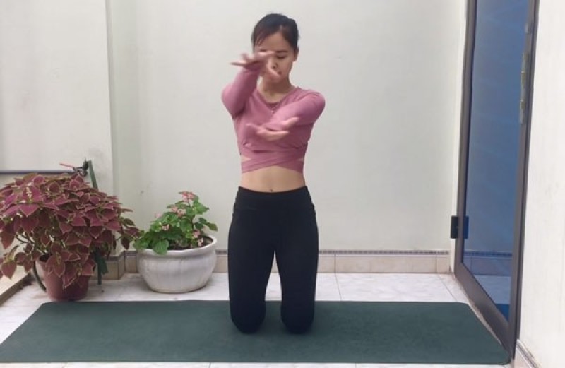 Tưởng tượng bạn đang cầm một quả bóng, úp 2 lòng bàn tay và xoay quanh vòng tròn đó.