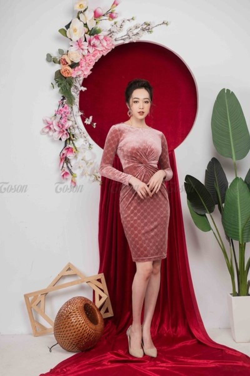 Mặc đồ nhung màu pastel để làm bừng sáng ngày tối trời