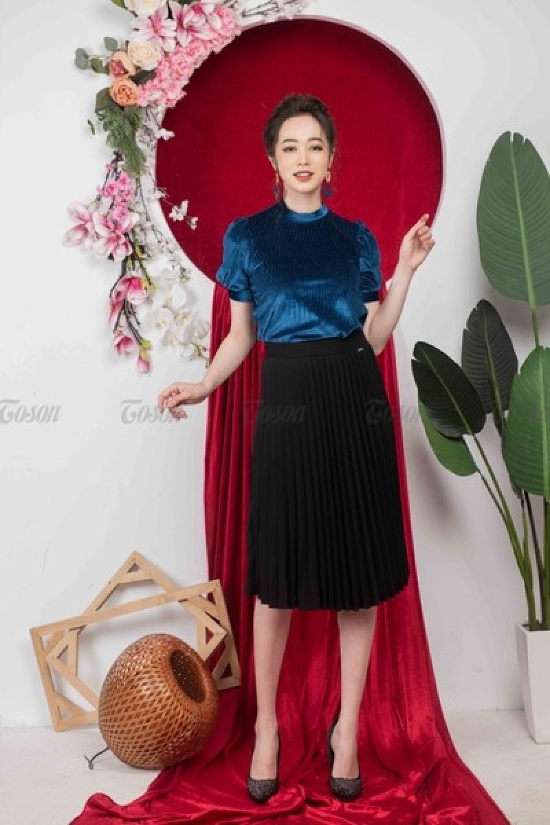 Phối nhung cùng chân váy để thêm trẻ trung