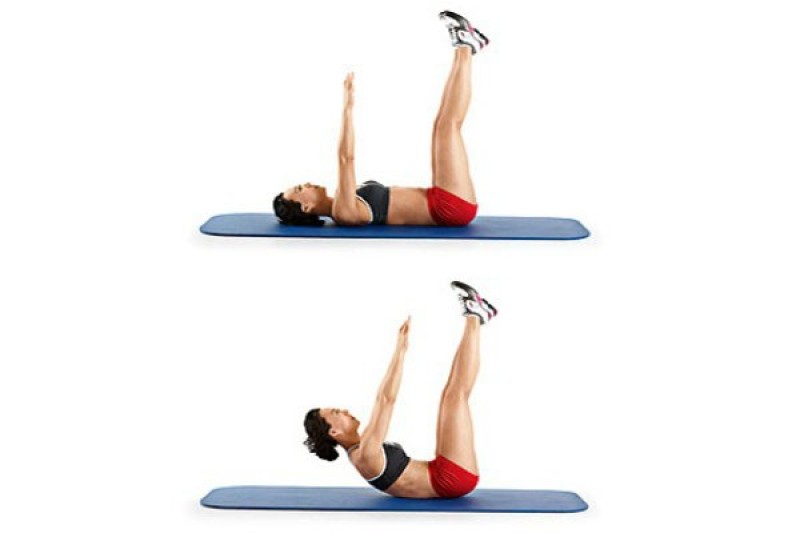 Tạo rãnh bụng đẹp mắt nhờ tập Straight Leg Toe Touches