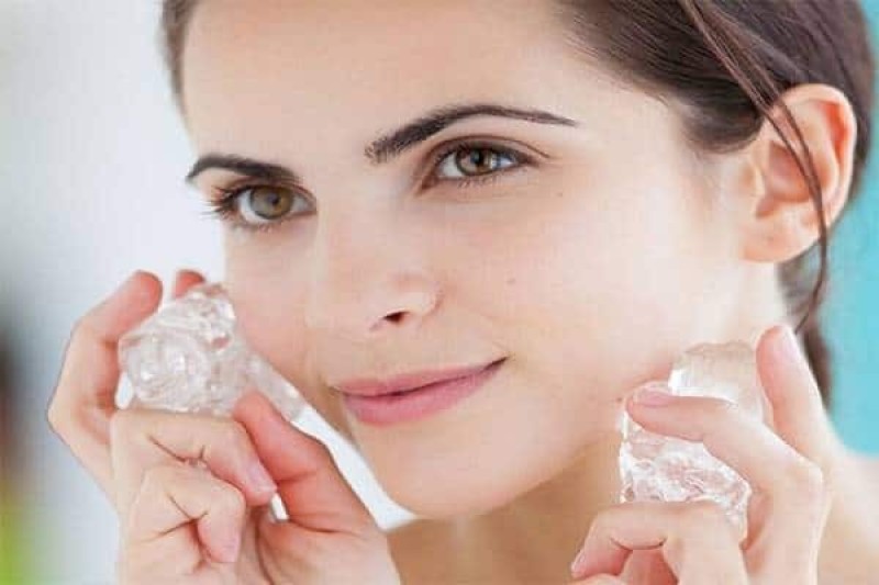 Massage với đá lạnh
