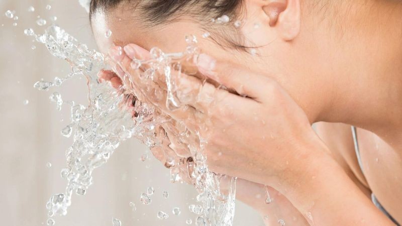 Làm sạch da trước khi tiến hành trang điểm, kẻ mắt
