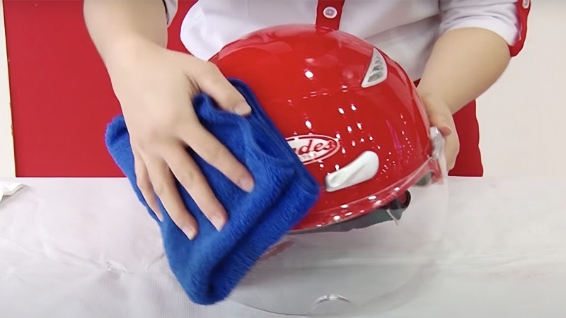 Vệ sinh mũ bảo hiểm thường xuyên