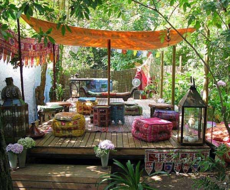 Những chiếc ghế ngồi họa tiết sặc sỡ cùng tấm vải mỏng giăng bên trên che mưa nắng giúp gợi nhắc nhiều về cuộc sống của những người dân du mục.