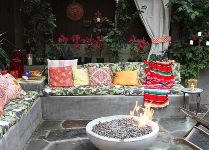 Gối và đệm ngồi họa tiết là những yếu tố giúp không gian sân vườn trở nên đặc sắc, tươi mới hơn.