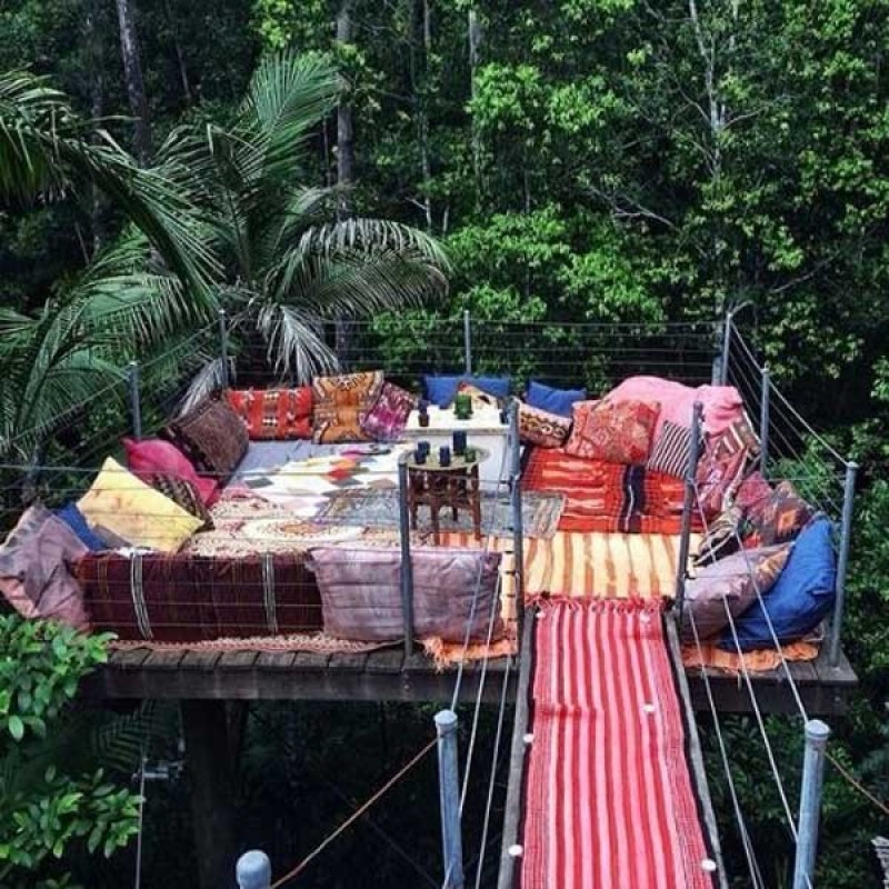 Đầu tư hẳn một chiếc sàn trên cao, chủ nhân của mảnh vườn này còn trang trí bằng những chiếc thảm, chăn, gối rực rỡ.