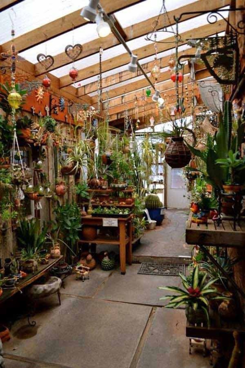Những chậu cây cảnh, hoa mang đậm tinh thần Bohemian trong đấy là một gợi ý để bạn trang hoàng góc sân vườn nhà mình.