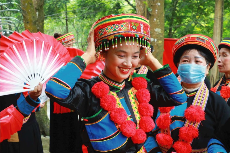 Trang phục truyền thống tôn lên vẻ đẹp người phụ nữ Dao Đỏ.