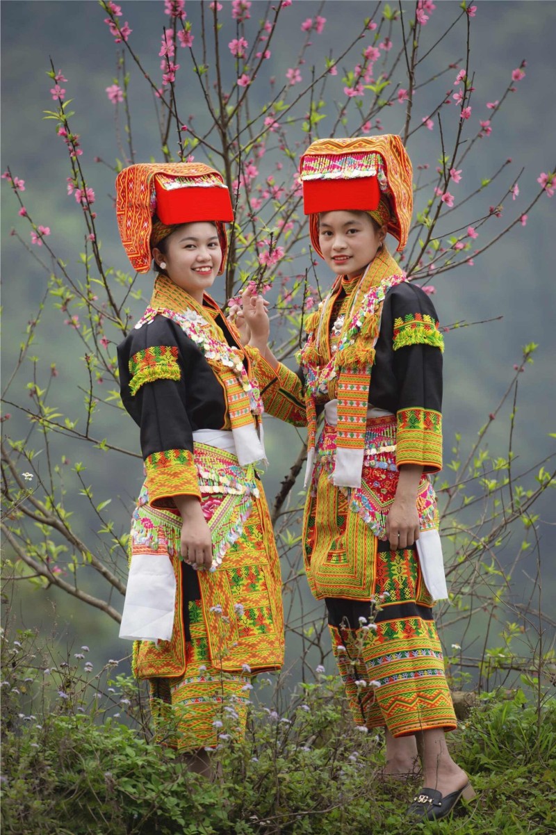 Phụ nữ Dao Lù Gang – Lạng Sơn diện trang phục truyền thống
