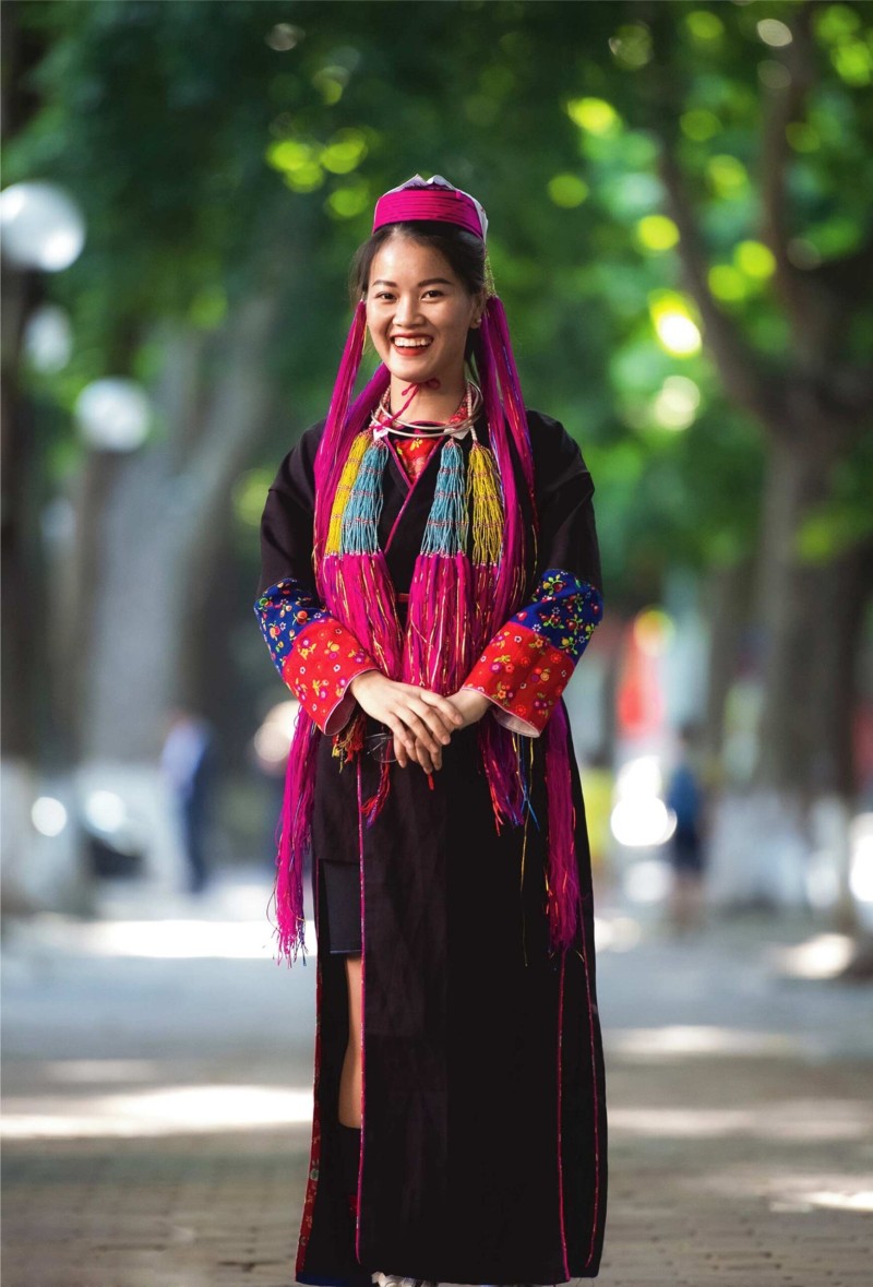 Ngoài trang phục chính, người phụ nữ Dao còn ưa dùng đồ trang sức làm cho bộ trang phục của mình thêm sang trọng như: vòng cổ, nhẫn, túi ăn trầu