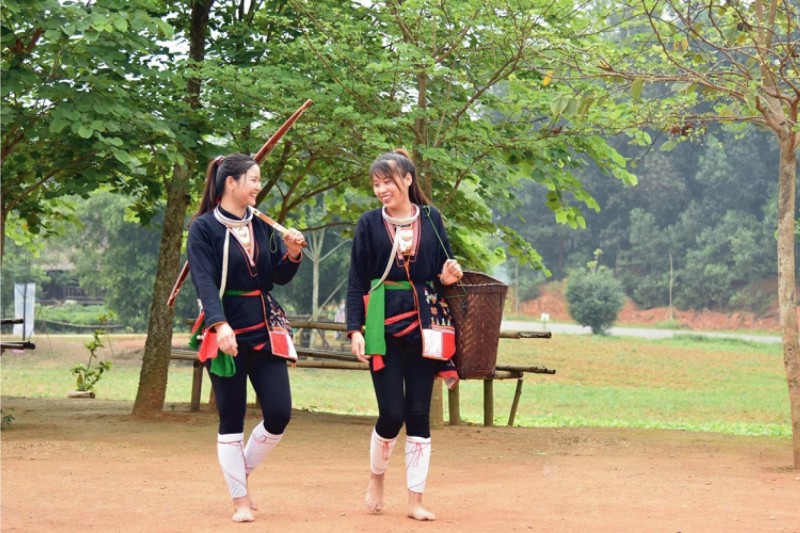 Tạo hình của trang phục Dao quần chẹt rất rõ nét với chiếc xà cạp trắng dưới chân