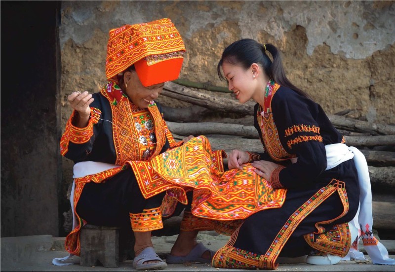 Trang phục phụ nữ người Dao rất đa dạng, thường mặc áo dài, yếm, váy hoặc quần, y phục thêu rất cầu kỳ, sặc sỡ