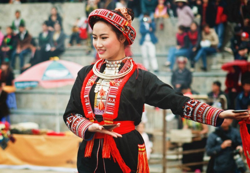 Những cô gái Dao đỏ ở độ tuổi lên chín, lên mười đã được truyền dạy việc may vá thêu thùa để làm những trang phục đẹp cho riêng mình