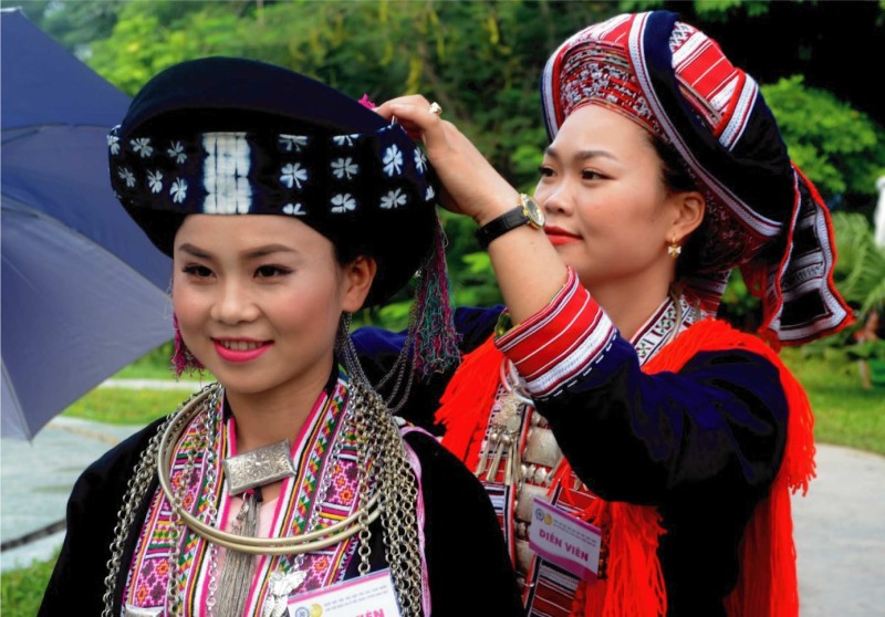 Sự cầu kỳ, tỉ mỉ trong từng công đoạn thực hiện đã tạo nên bản sắc riêng biệt của trang phục dân tộc Dao đỏ mà không thể pha lẫn với bất kỳ dân tộc nào