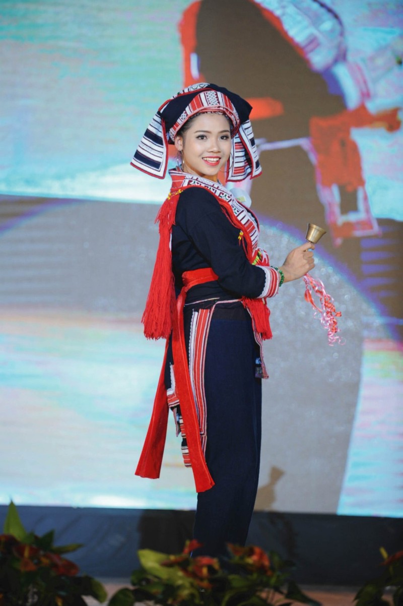 Quần của phụ nữ Dao đỏ thường màu đen tuyền, không có hoa văn, nhưng ở phía dưới, họa tiết được thêu rất cầu kỳ