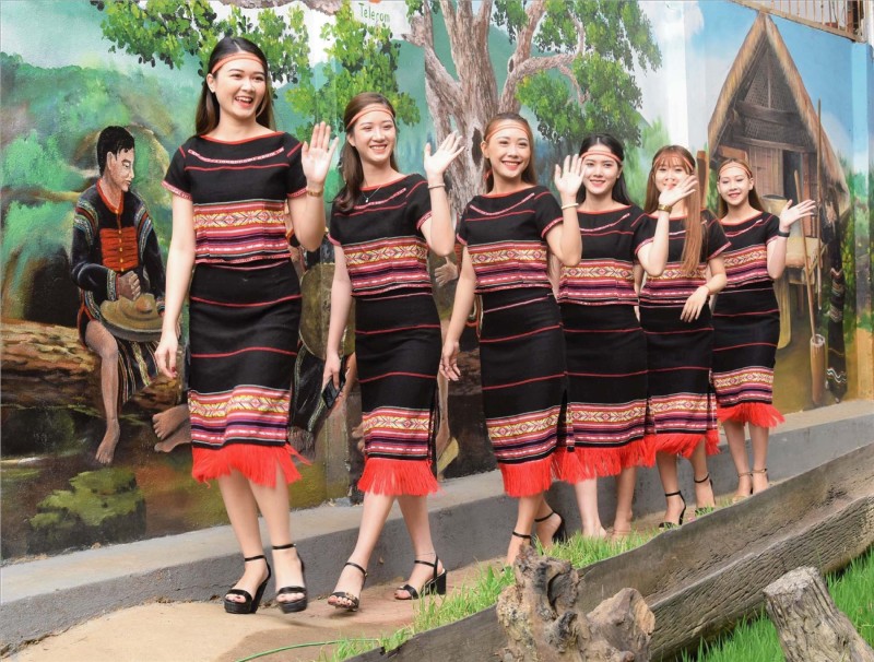 Ngày nay, trang phục phụ nữ Êđê đã cách tân khá nhiều do ảnh hưởng quá trình phát triển kinh tế và giao lưu văn hóa từ các vùng miền khác
