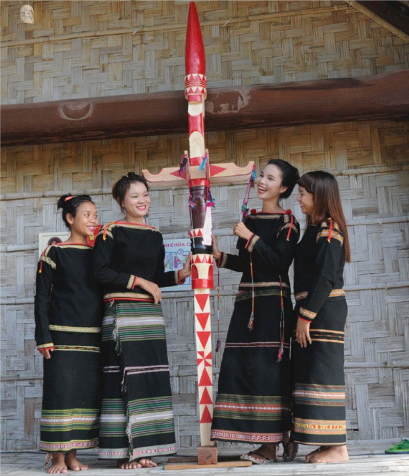 Người Êđê có nhiều tên gọi khác nhau cho từng loại váy: m’yêng đêch, m’yêng drai, m’yêng kdru êch piek, m’yêng mut