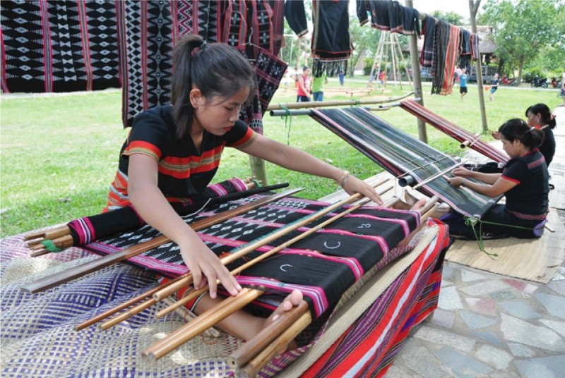Bàn tay khéo léo của phụ nữ Êđê được thể hiện qua những đường may sợi chỉ