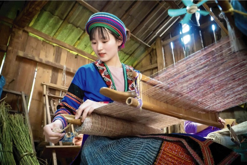 Họa tiết thêu hoa văn của họ rất phức tạp thể hiện sự khéo léo, tinh tế và tỉ mỉ của bàn tay người phụ nữ.