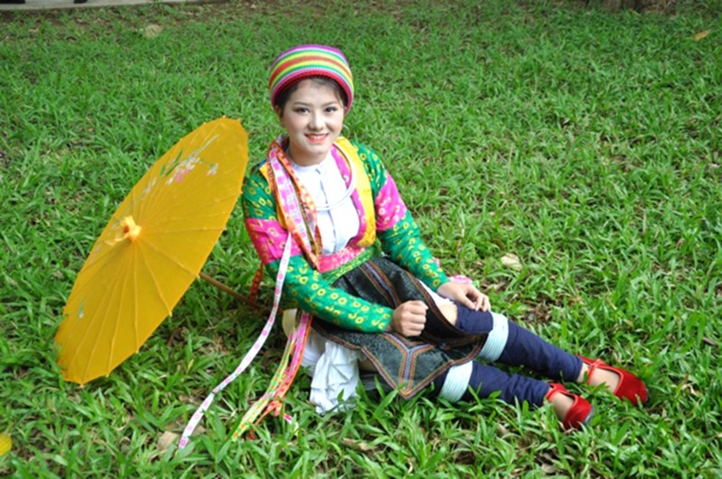 Vẻ đẹp của thiếu nữ dân tộc Mông Trắng tỉnh Hà Giang